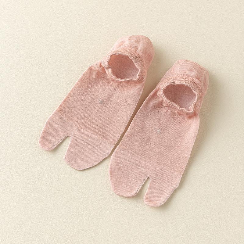 Silk Stockings for Children with Two Toes, Boat-shaped, with Mesh Design for Ventilation, Anti-odor and Sweat Absorption.