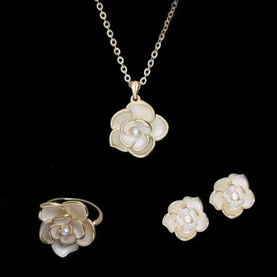 Set di gioielli di perle, nuovissimo ciondolo ad anello a tre pezzi con fiori, piccoli gioielli da donna freschi ed eleganti