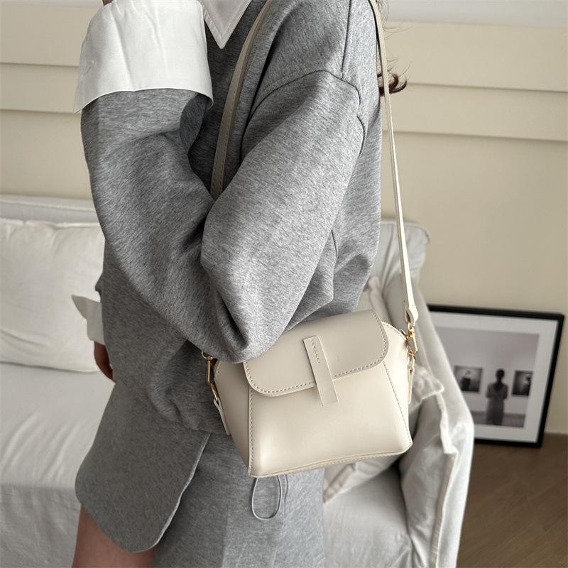 

2025 Women s Winter Casual Soft Shoulder Bag: Stylish, Versatile, Niche Small Crossbody Bag белый