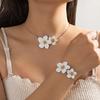 Weißes Emaille Doppelblumen Halsketten- und Armband-Set, Französischer Leichter Luxus Stil Blumiger Choker