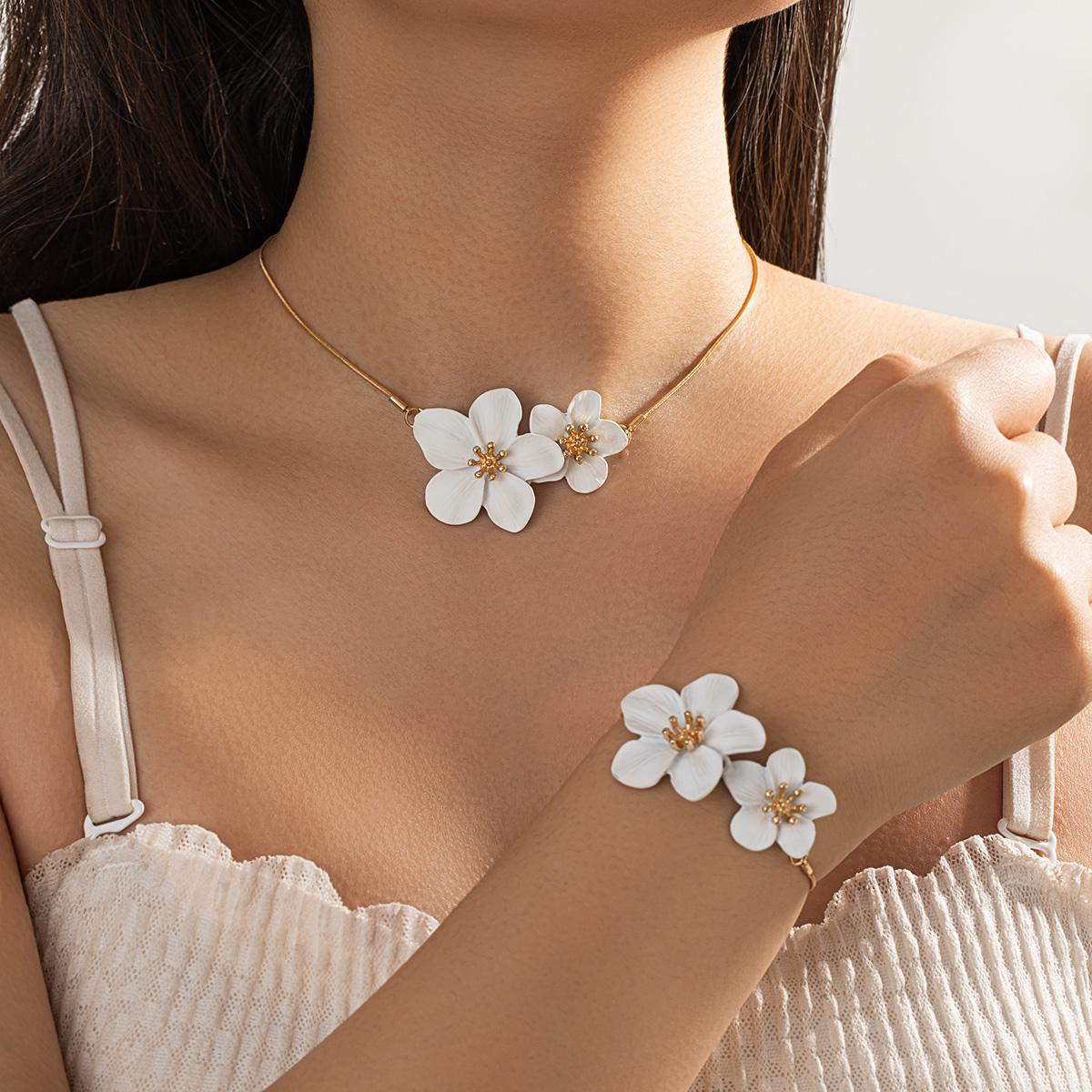 White Enamel Double-Flower Necklace and Bracelet Set, French Light Luxury Style Floral Choker