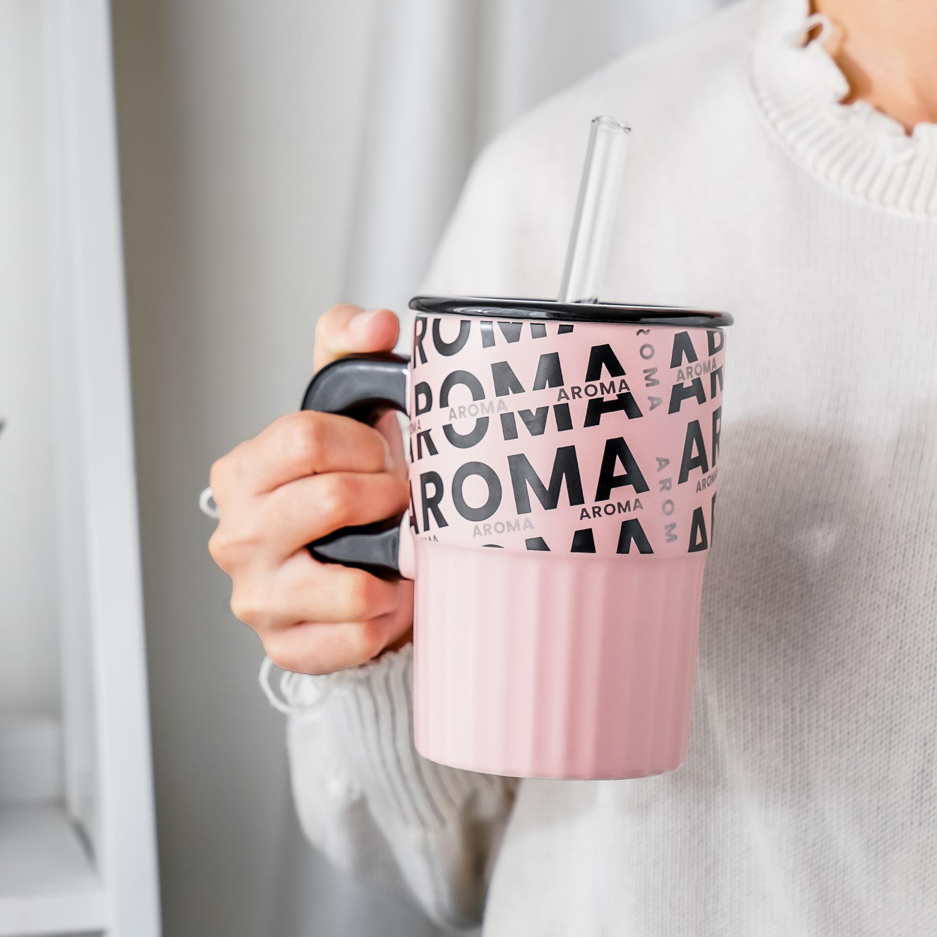 

Креативная английская кружка Большая емкость для воды Керамическая чашка с крышкой и трубочкой Премиум-чашка Sense для девочек Кофейная чашка 401—500ml