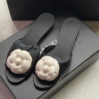 Pattini in pelle a camelia stile vento fragrante da donna, indossare estate nuovo stile fatato fondo piatto spiaggia mezzo vassoio sandali