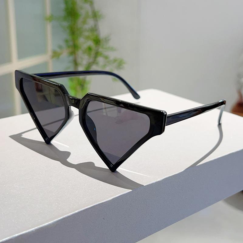 

GMLUMIAS Triangle Shaped Sunglasses Men 2025 Fashion Candy Color Beach Rave Shades Women Chic Design Holiday Decor Sun Glasses without case