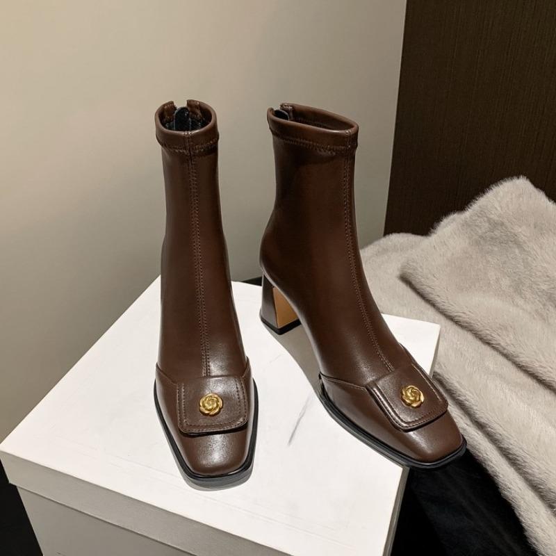 Modne botki na francuskim obcasie w stylu vintage z kwadratowym noskiem i kamelią, dopasowane botki damskie
