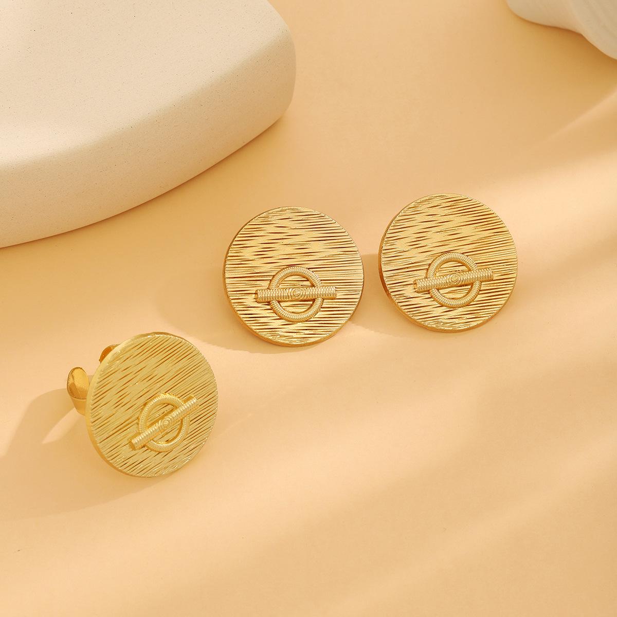 

Exaggerated Geometric Metal Earrings: Irregular Fan-Shaped & Round Hollow Design (2-Piece Set)