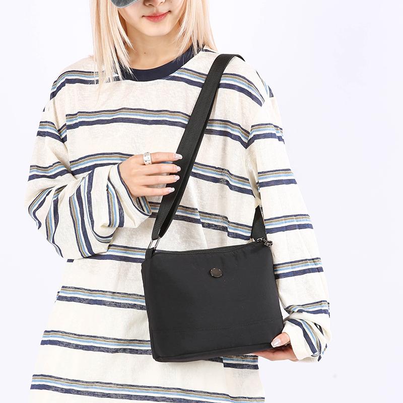Women's Lightweight Large Capacity Shoulder Bag Commuter Crossbody Bag Middle-Aged Mother Bag