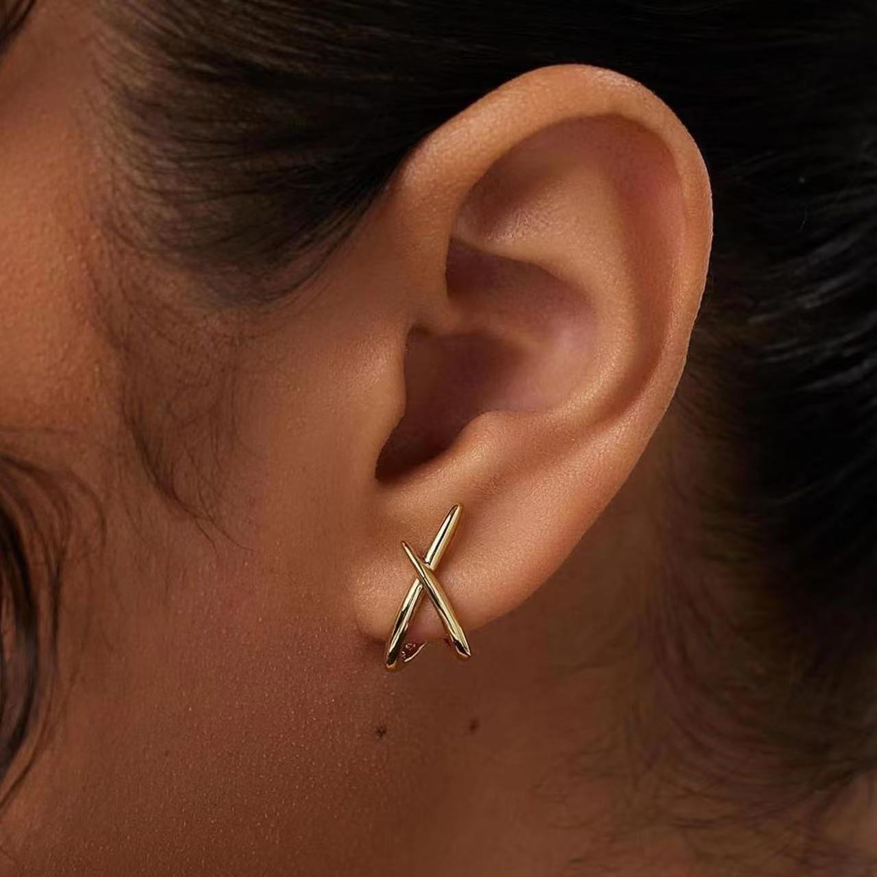 

Criss-cross Gold Silver Colors Tiny Huggie Hoop Earrings for Women Mini Small Ear Buckle Cartilage Piercing Earring Punk Jewelry