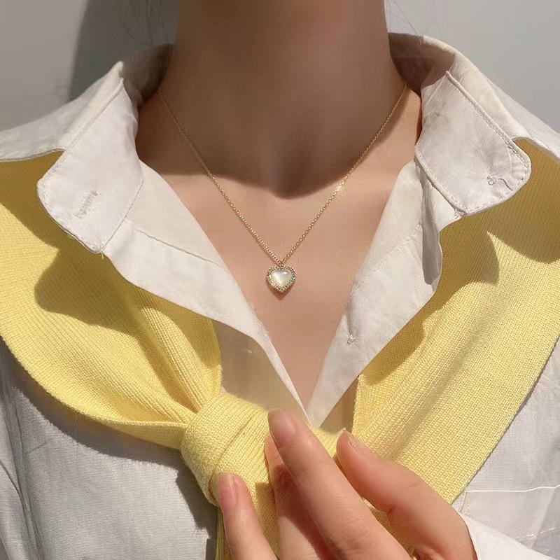 Exquisite Mother-of-Pearl Heart Pendant Necklace: Vintage French Design for Women