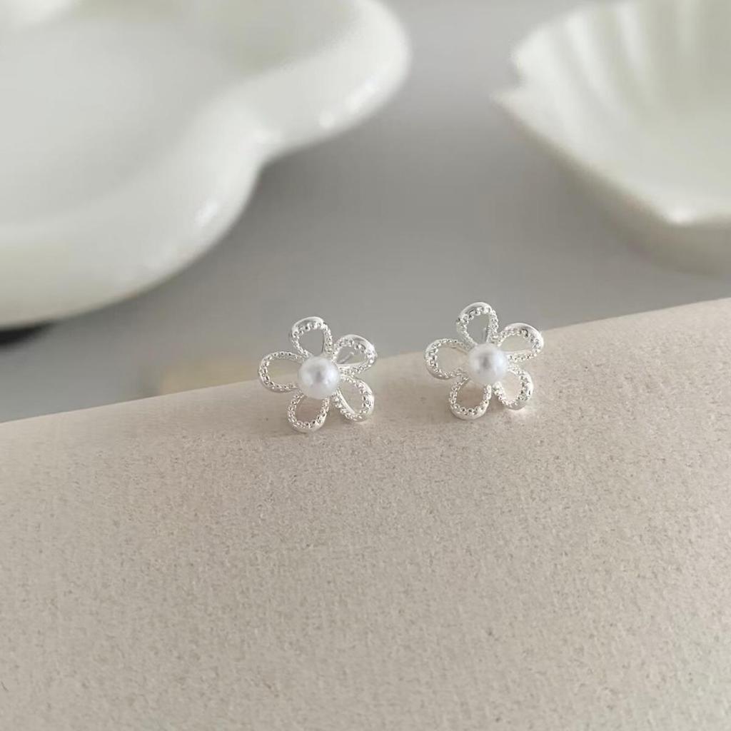 Elegant Silver Flower Pearl Stud Earrings for Women - Simple, High-End S925 Silver Needle Ear Accessories