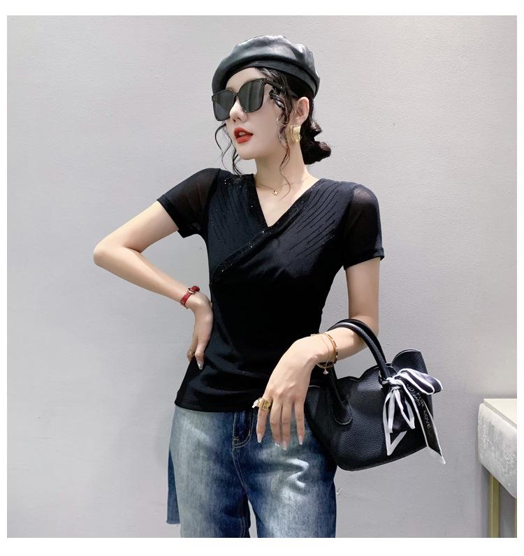 European Spring/Summer 2023 V-neck Mesh T-shirt with Rhinestone Cutout: Women's Fashionable Slimming Base Shirt