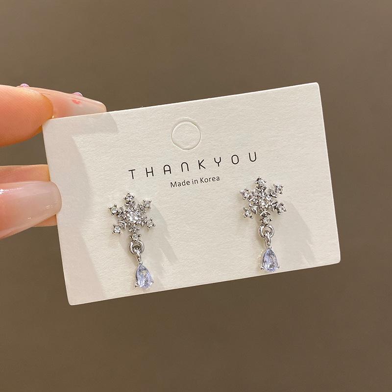 

S silver needle flash diamond snowflake earrings women s niche temperament Christmas stud earrings ears