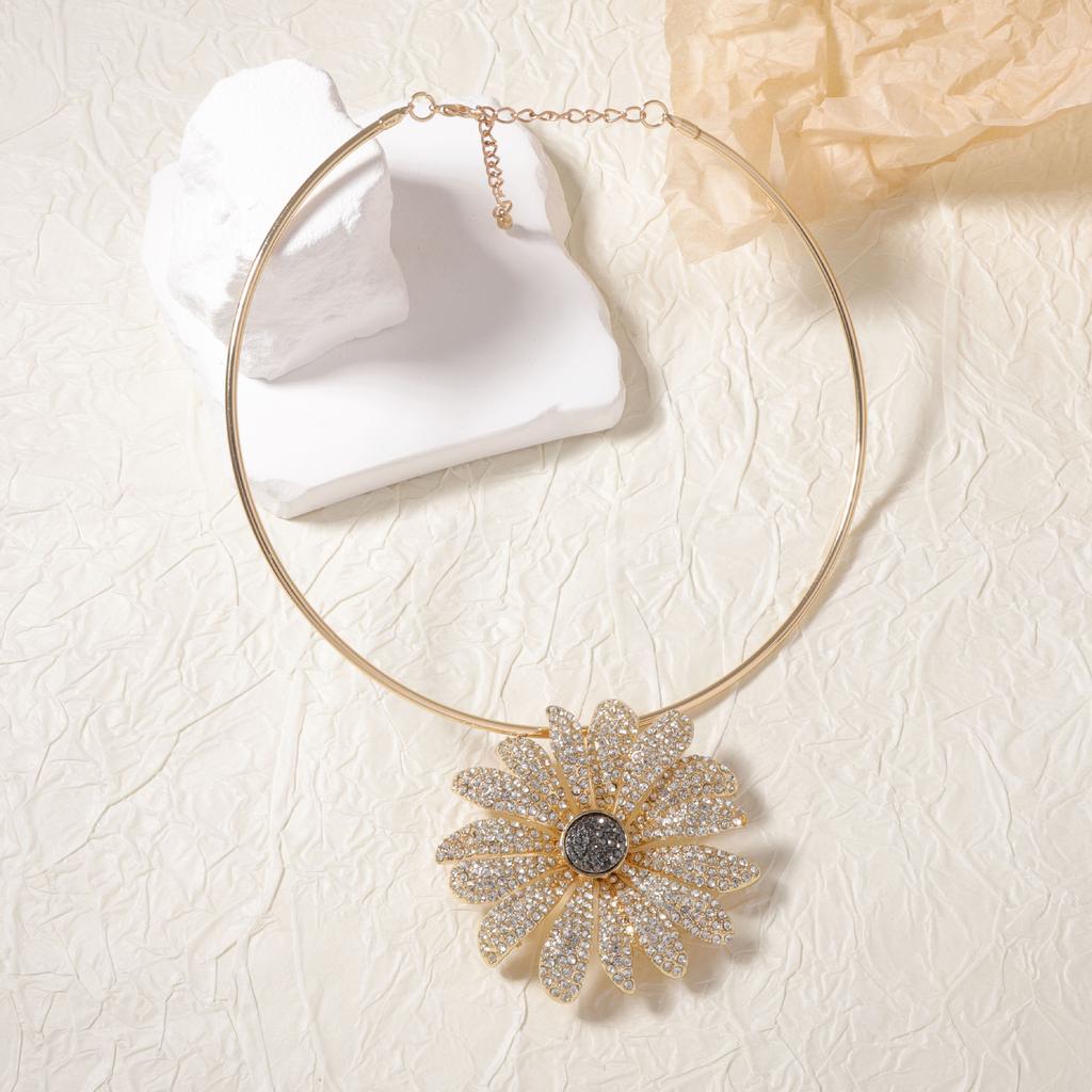 European and American fashion personality retro alloy full diamond exquisite heavy industry large flower pendant collar evening banquet model