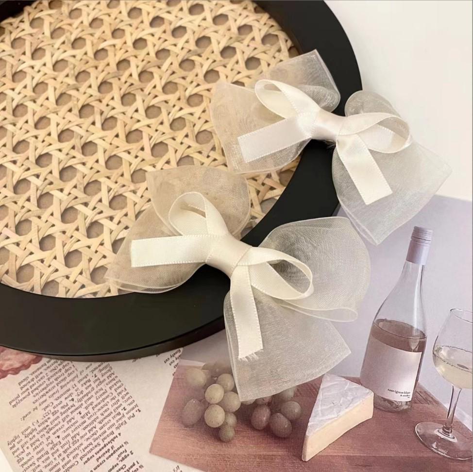 

Розовая заколка для волос с бантиком-сердечком из страз