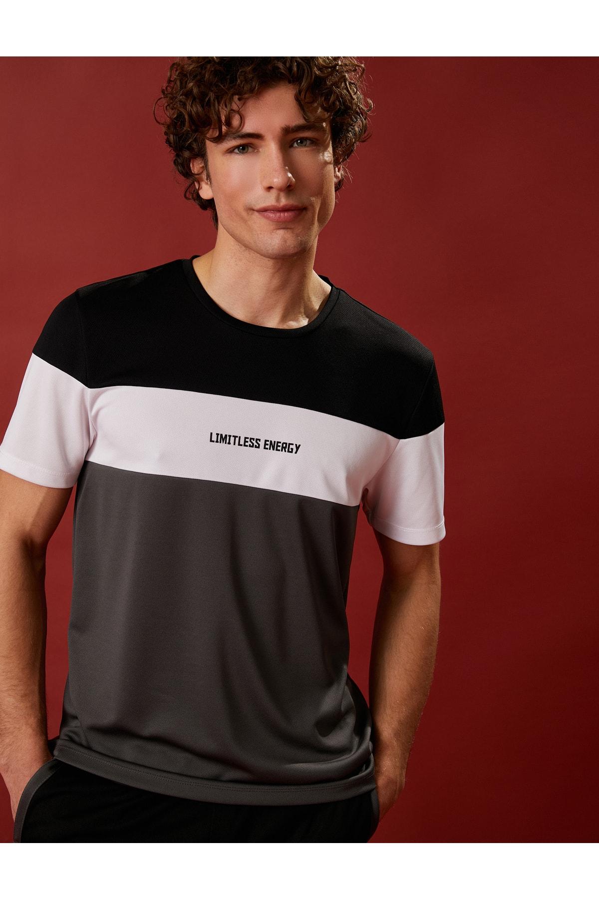 

Футболка - Черная - Классический крой..