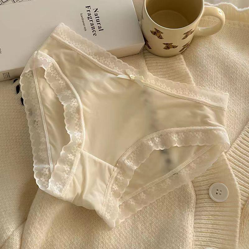 "Cream Girl" Rumpmaskbyxor: Trosor i is-silke med medelhög midja och snabbtorkande funktion, med spetskant för vår/sommar.