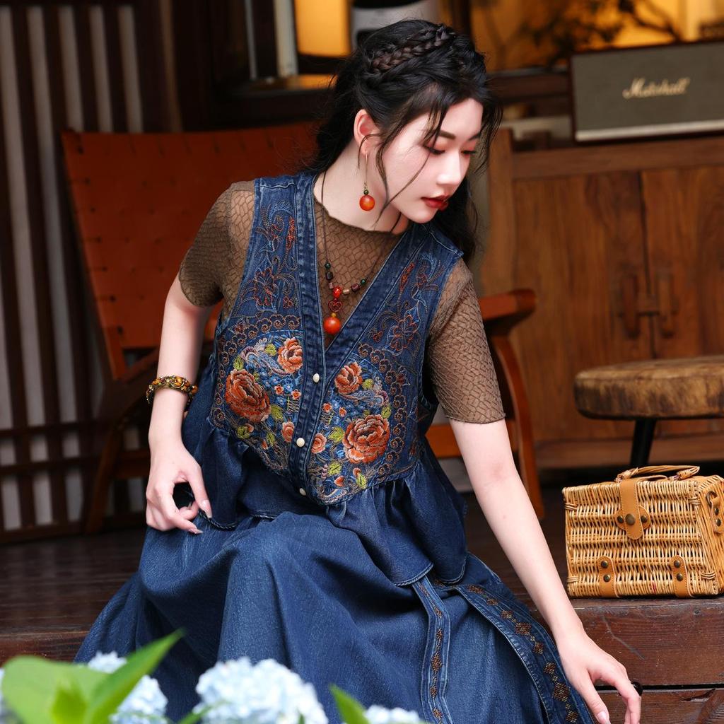 Johnature Woman Spring Chinese Style Vintage Style V-Neck Retro Vest Fashion Casual Embroidery Single Breasted Vest