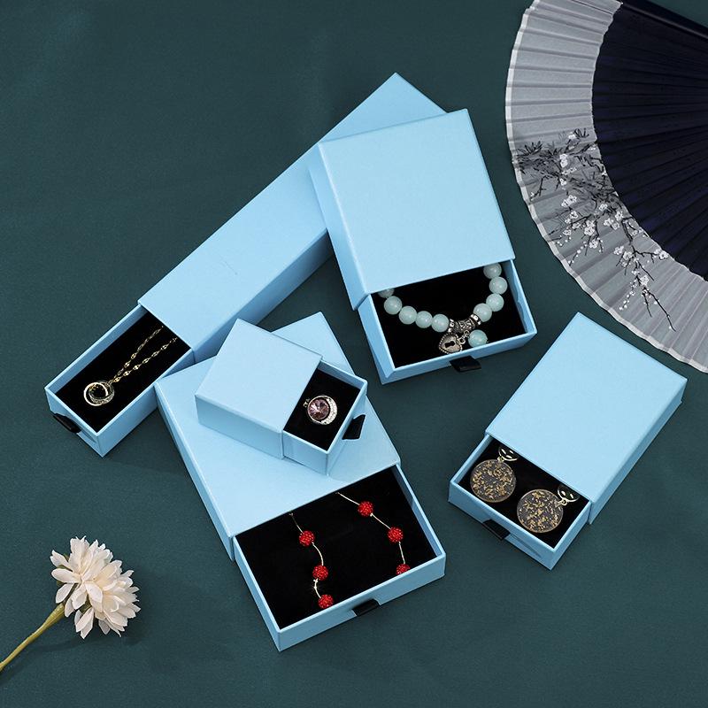 Schwarze Schmuckschatulle für Ringe, Halsketten, Ohrringe, Anhänger und Armbänder - Elegante Geschenkverpackung