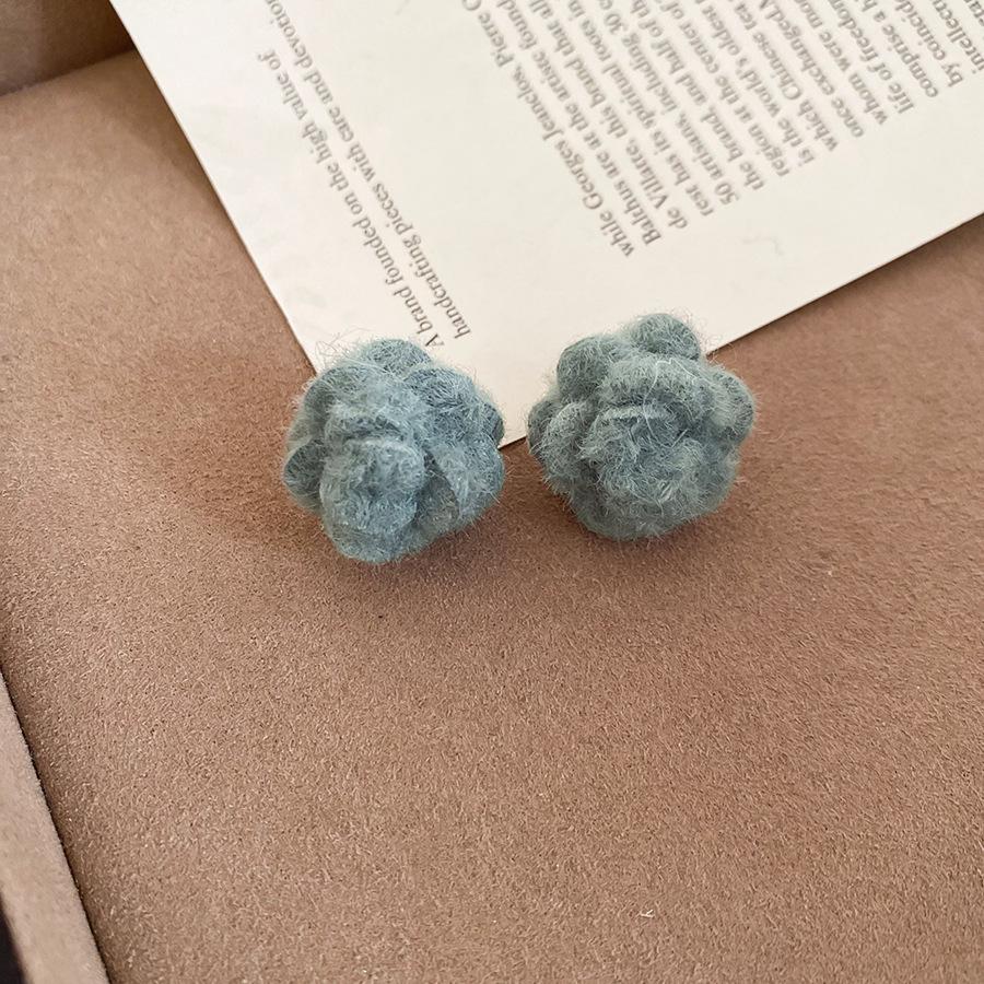 Silver Needle Wool Flower Stud Earrings - Bohemian High-End Fashion for Autumn/Winter