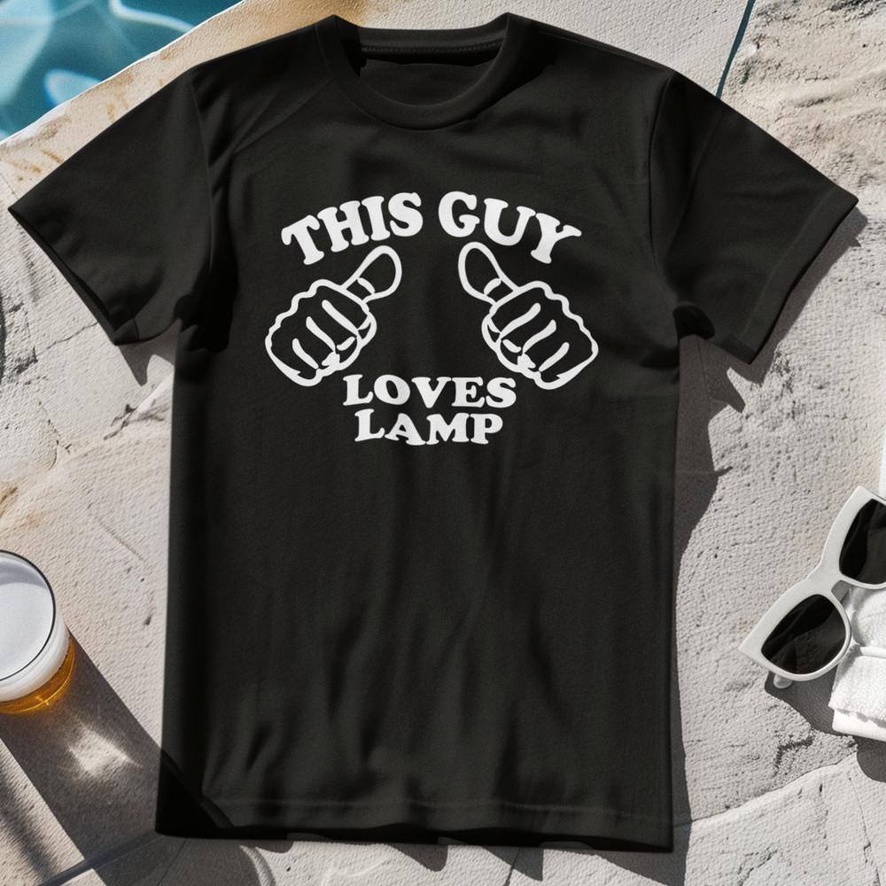 ЭТОМУ ПАРНЮ НРАВИТСЯ ФУТБОЛКА С ЛАМПОЙ - ведущий культовый смешной фильм кино 00-х Секс-бомба Унисекс Футболка S