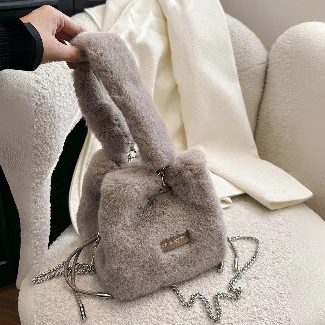 

2025 зимняя плюшевая женская сумка милая повседневная универсальная студенческая сумка женская сумка-мессенджер 16*15*16*10