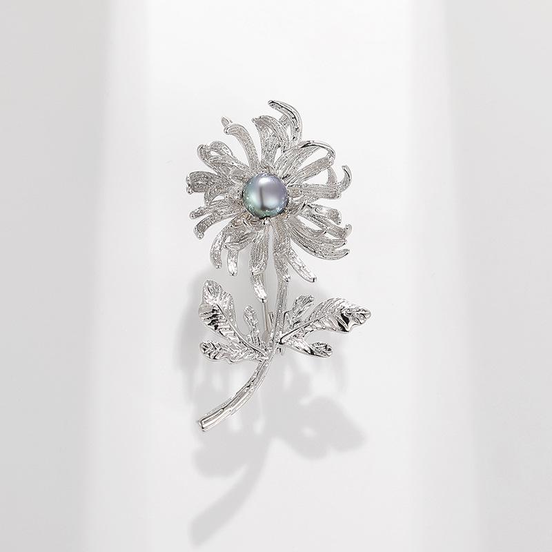 

Брошь «Дили Сноу» винтажная из зеленого халцедона в форме ромашки - Элегантный цветочный аксессуар
