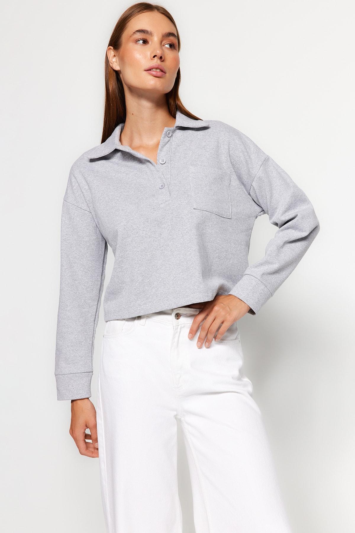 

Серый укороченный вязаный свитшот с воротником поло TWOAW22SW1070..