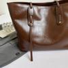 Elegant commuting tote bag with large capacity. Women's bag for 2026 autumn-winter seas. Retro texture, simple and trendy sing