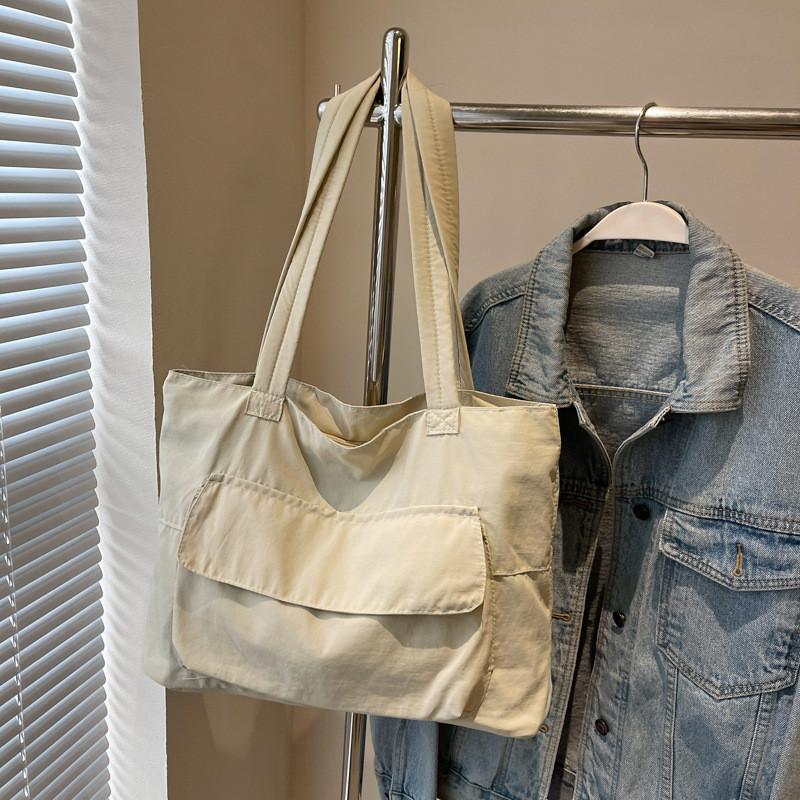 Chic Lightweight Tote Bag With Water-resistant Fabric Ideal For Autumn And Winter