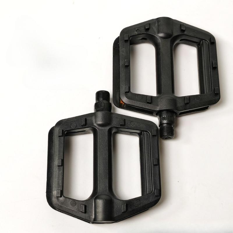 1 Pair Bicycle Pedals with Reflective Sheet Mountain Road Bike Anti-slip Bearing Ball Pedals Cycling Pedals Bike Acssories