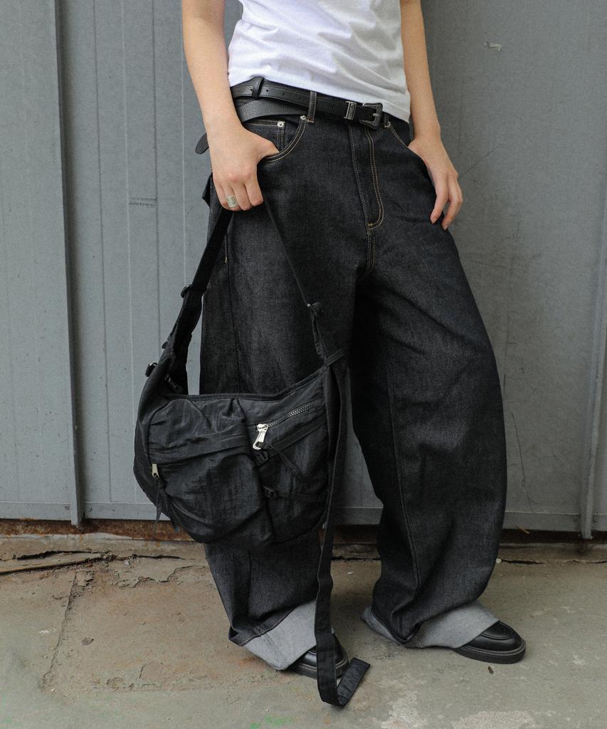 Iugamakaras Nylon Strap Hobo Bag (Black)