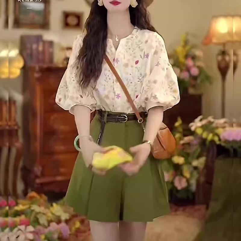 

Комплект из рубашки с пышными рукавами и шорт Xiao Qi: Летний ретро-стиль Гонконга для миниатюрных размеров. XL (115-125 jin)