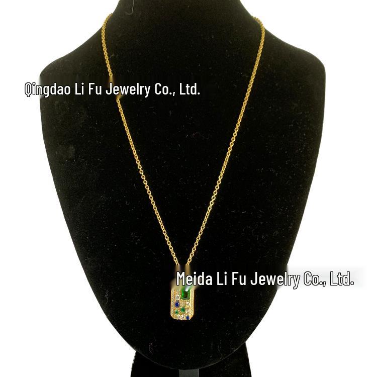 

Европейско-американское классическое прямоугольное ожерелье-жетон для собаки с микроинкрустированными цветными бриллиантами из циркона, покрытое настоящим золотом, стиль INS для женщин