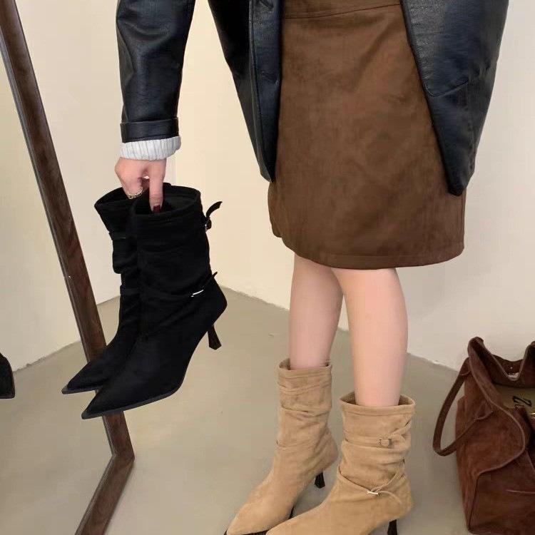 2025 höst och vinter nya franska retro spetsiga tunna klackar korta stövlar dam mocka veckad lugg stövlar högklackade westernstövlar