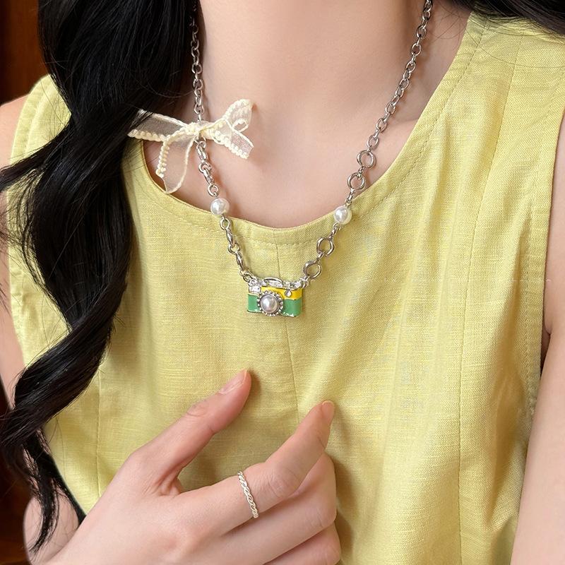 Collier pendentif fleur en résine goutte d'huile perle en verre perle caméra design de niche de luxe léger collier polyvalent femmes