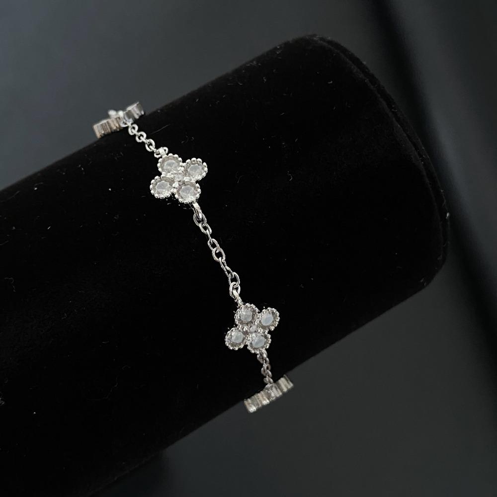 Four-leaf Clover Bracelet for Women Sophisticated and Elegant with Zircon Accents Versatile and Stylish