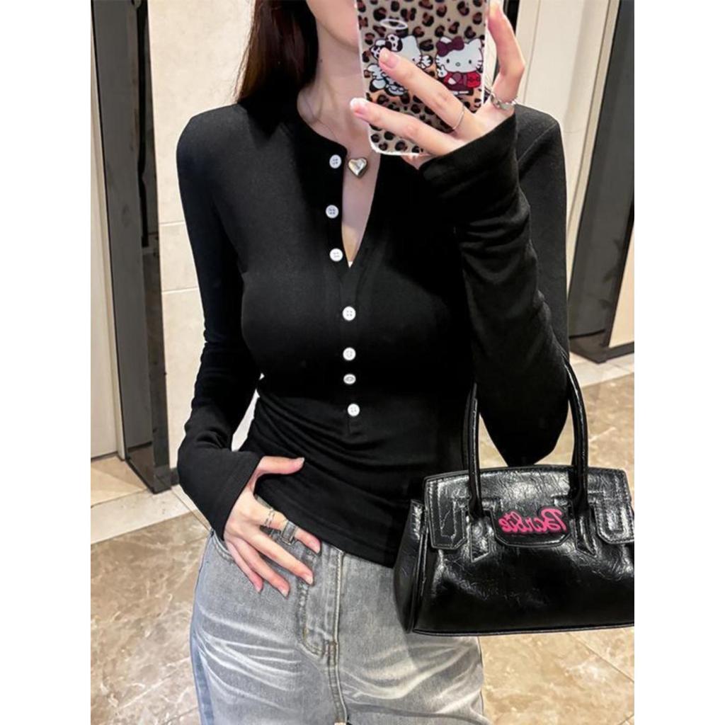 Spicy Girl Elegant Slim-Fit Long Sleeve Button-Down Top for Women, Autumn/Winter, Flattering Inner Layer with Regular Shoulders.