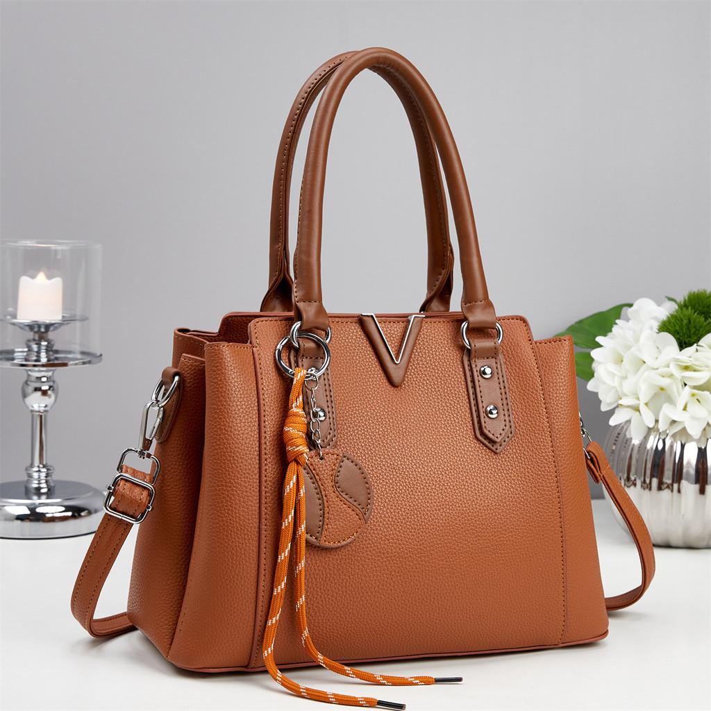 Stylish Ladies Handbag Made Of Pu With Zipper Closure For Office Use
