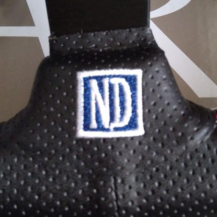 14" Středně Konkávní Kožený Závodní Volant - Červeno/Bílé Prošívání, Černý Rám, Univerzální Uchycení od NARDI