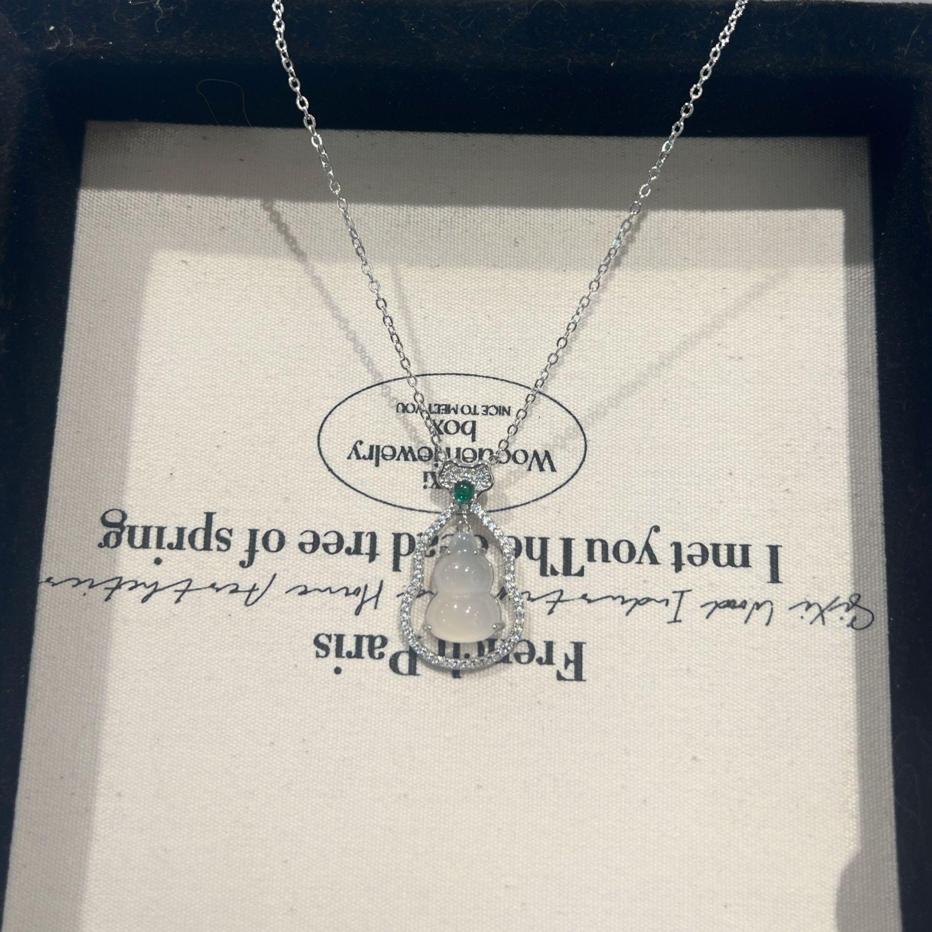 

New Chinese Natural White Ice Chalcedony Gourd Necklace Women s Pendant Inlaid with Green Agate Celebrity Fashion Collarbone Chain Gift 2026 45CM