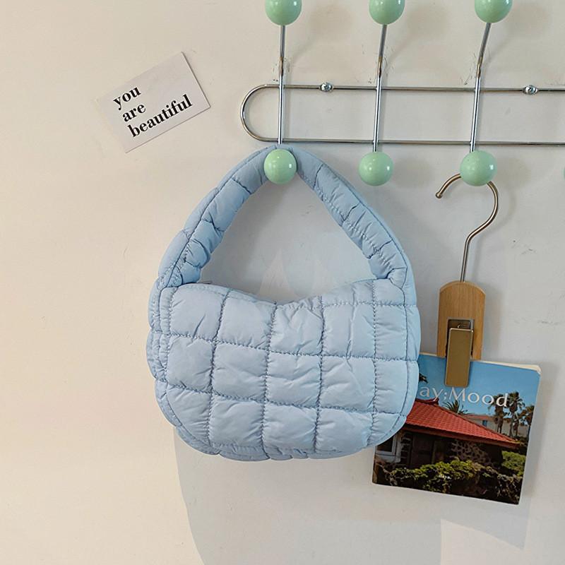 

Chic Medium-sized Handheld Purse For Women With Sleek Design And Soft Structure світло-синій колір