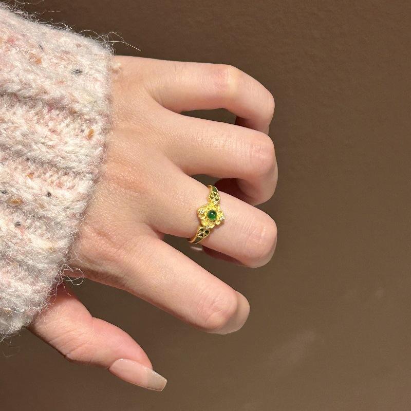 Prsteny s vsazenými smaragdy ve stylu lehkého luxusu a vintage pro ženy, kreativní prsten v palácovém stylu s elegantním designem, svatební šperk