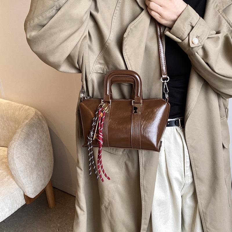 Retro texture small bag women 2025 new portable pillow bag premium versatile commuter messenger bag