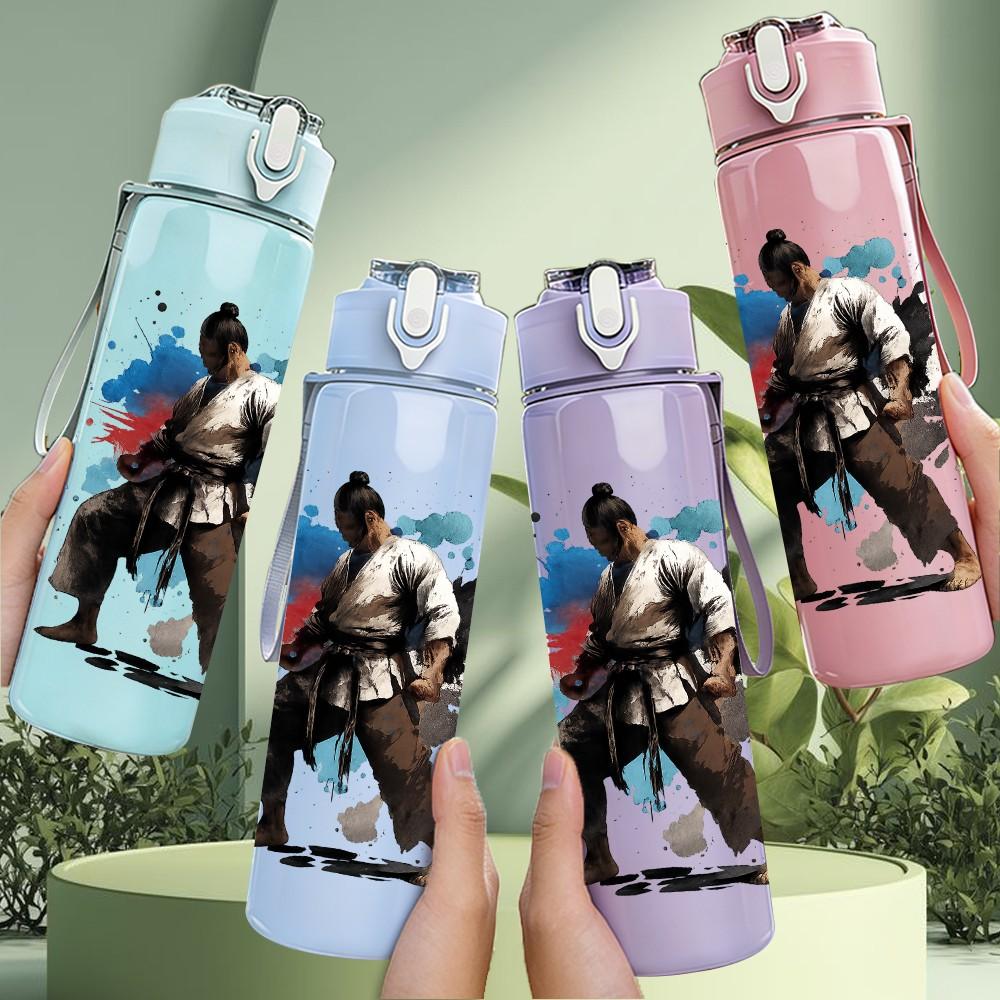 1PC Martial Arts Fighter Print 750ml Color Plastic Sports Water Bottle Leakproof Flip Straw Lid Suitable for Sports Office Home Use