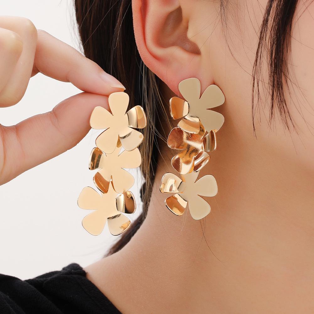 Exaggerated 3D Flower Pearl Earrings: Light Luxury, High-End Metal Style Studs