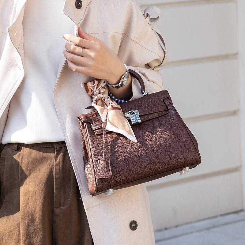 2025 neue High-End-Tasche mit breitem Schultergurt für Damen mit Litschi-Muster, einzelne Schulter-Umhängetasche, Nischentasche