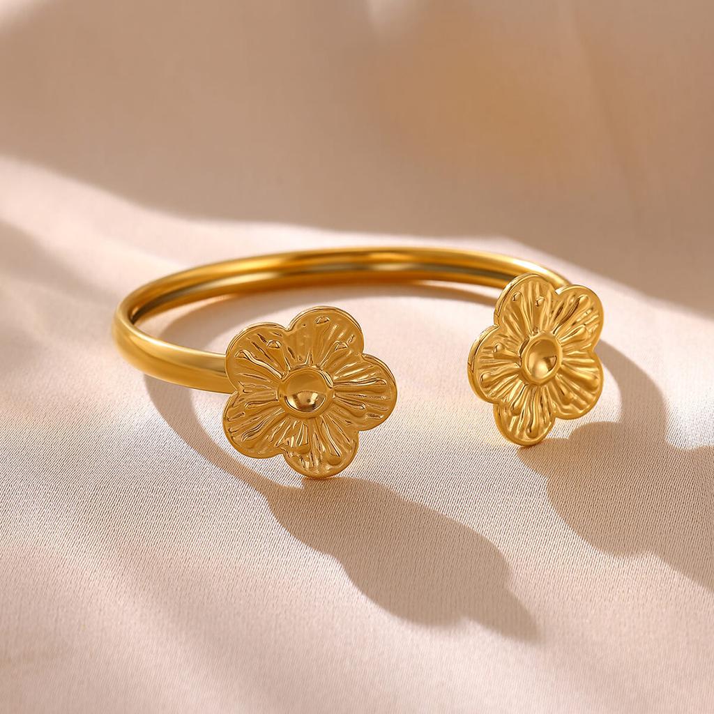 2026 Elegantes Armreif-Armband für Damen Doppelblumen Mode-Armreifen Goldfarbe Edelstahl Schmuck Sommer Wasserdicht Ihr Geschenk