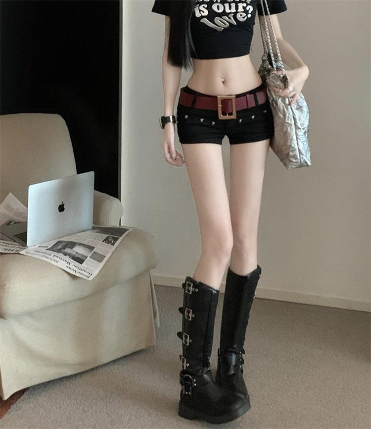 Pantaloncini Neri di Jeans Sexy a Vita Bassa Spicy Girl - Hot Pants Svasati Snella per Donna