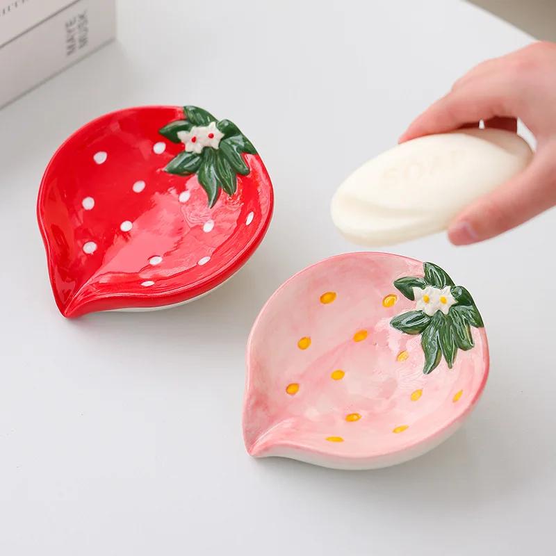 Creative Strawberry Ceramic Soap Dish Drain Home Toilet Soap Dish Delicate Red Strawberry Fruit Plate Bathroom Accessories New
