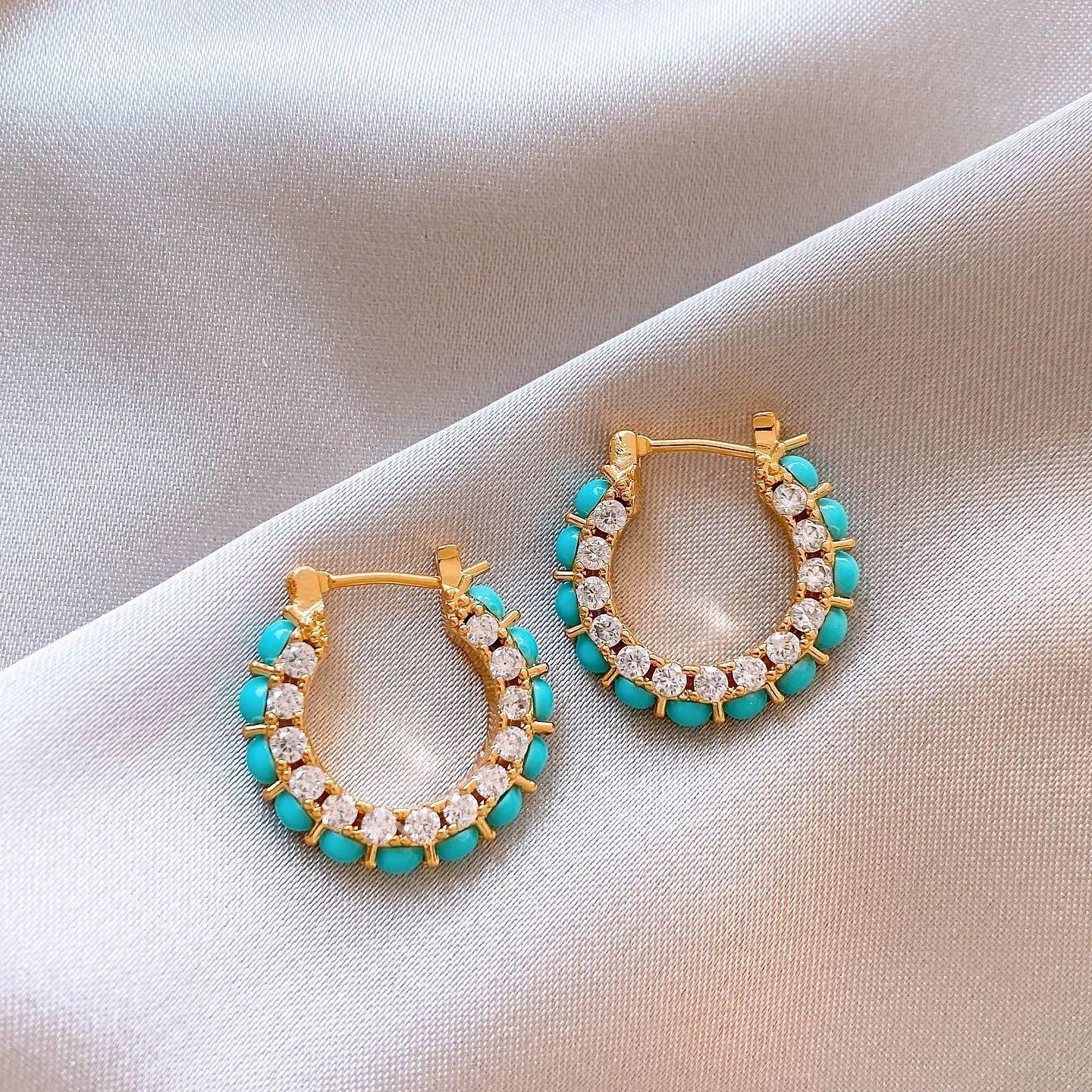 French Blue Turquoise Diamond-Inlaid Round Clip-On Earrings: Luxurious, Elegant, and Versatile Ear Jewelry.